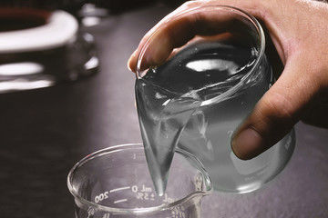 Yüksek viskozluklu hidrolik fracking sıvısı, düşük korozivite ve nötr pH düzeyi